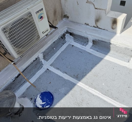 איטום גג עם חומר לבן, מכסה כחול על הרצפה